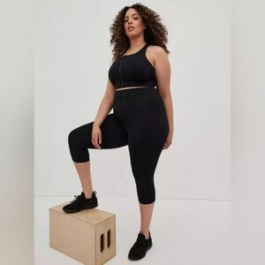 NWOT TORRID Bombshell Capri Legging - Performance Core Black Plus Size